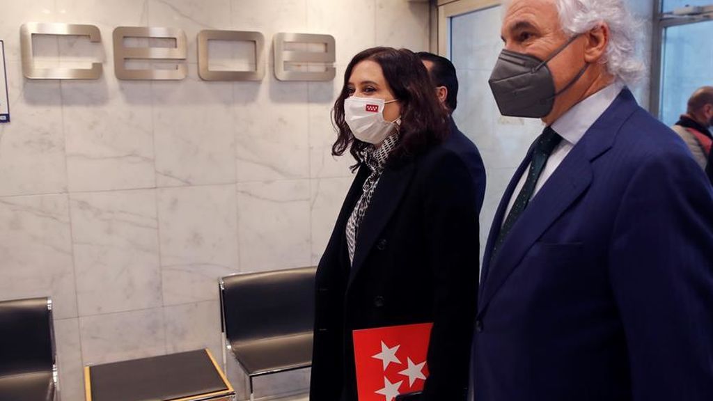 Comunismo o menos impuestos: Ayuso advierte de que si gana la "ultra izquierda" los madrileños pagarán 2.000 euros más Comunismo o menos impuestos: Ayuso advierte de que si gana la "ultra izquierda" los madrileños pagarán 2.000 euros más