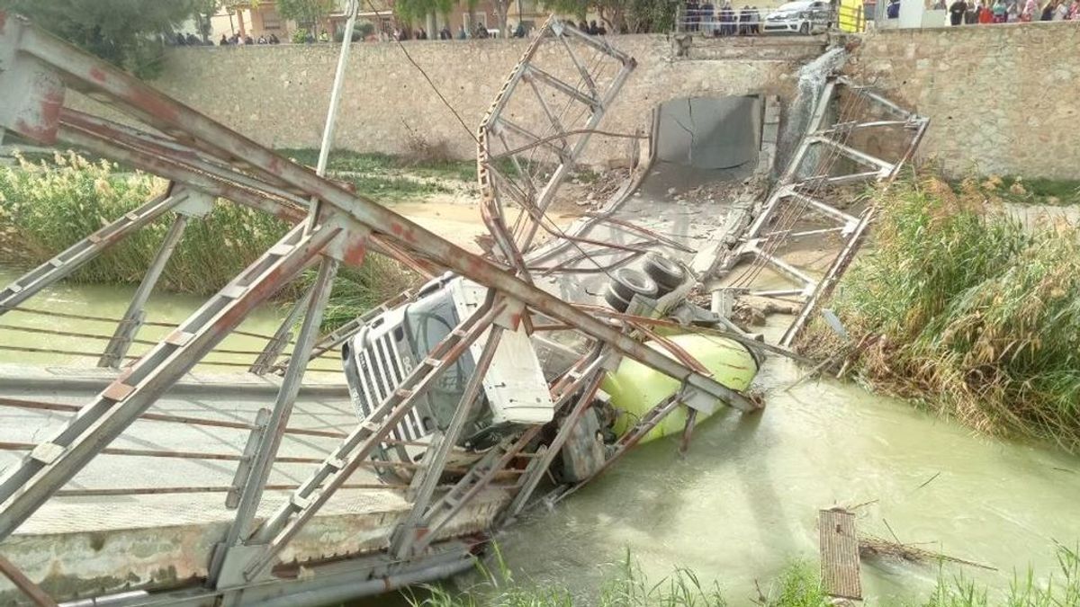 Un camión cae al río tras partirse en dos el puente de un pueblo de Murcia Un camión cae al río tras partirse en dos el puente de un pueblo de Murcia
