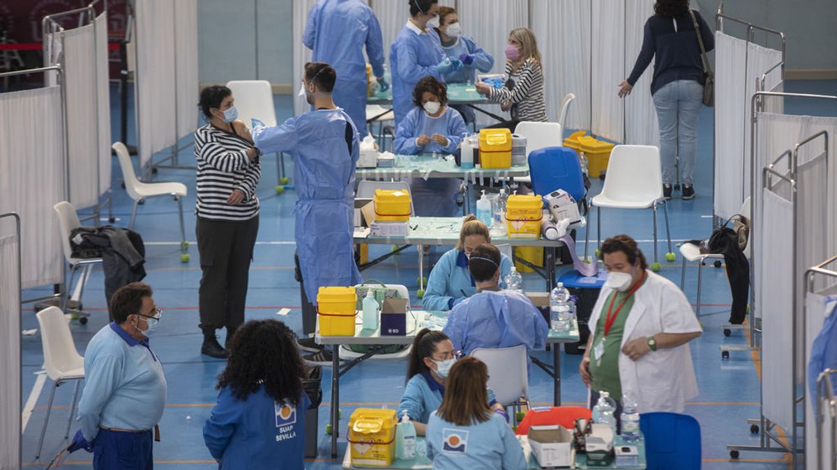Administración de la vacuna contra la COVID-19 de AstraZeneca en el pabellón SADUS Sevilla Administración de la vacuna contra la COVID-19 de AstraZeneca en el pabellón SADUS Sevilla
