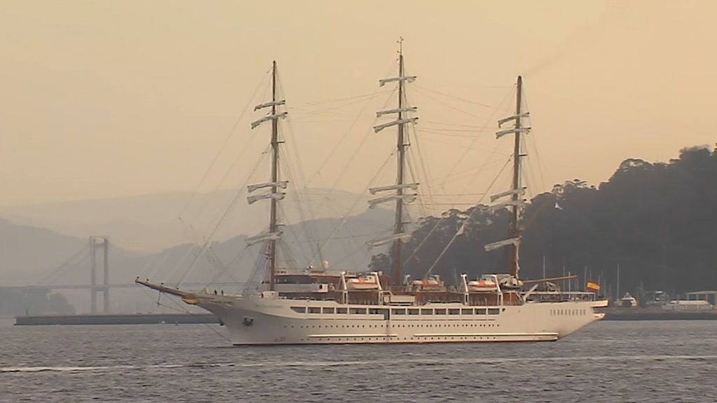 El "Sea Cloud Spirit" navegando con el Puente de Rande de fondo.