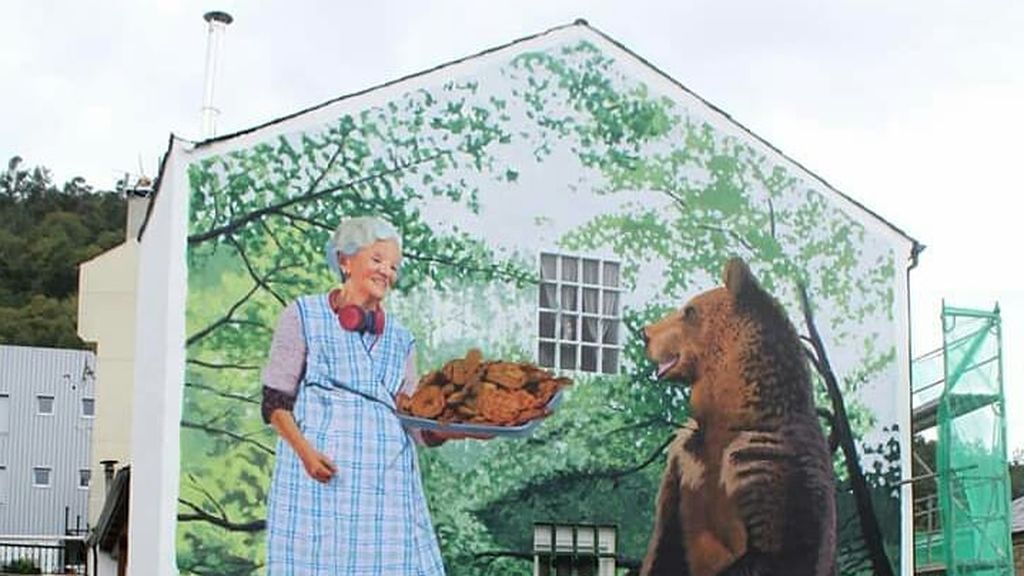 'Superabuelas' gallegas: el artista que homenajea a las mujeres de su tierra pintándolas en murales