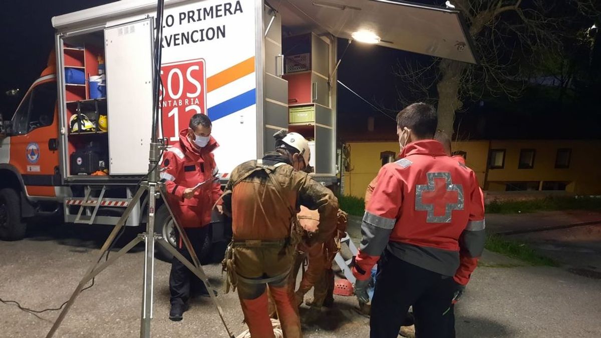Rescatado con vida un espeleólogo herido en una cueva en Cantabria Rescatado con vida un espeleólogo herido en una cueva en Cantabria