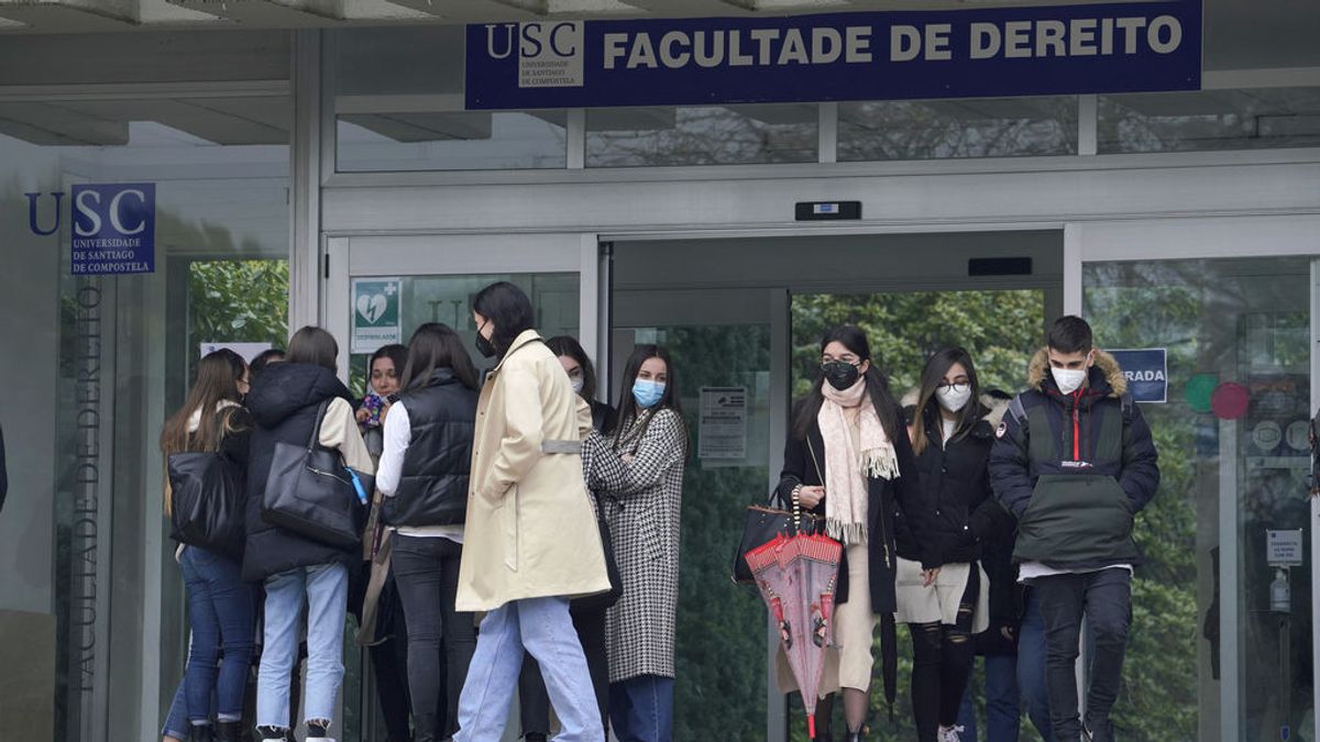 Las universidades equipararán el precio de los másteres habilitantes al de los grados en tres años Las universidades equipararán el precio de los másteres habilitantes al de los grados en tres años