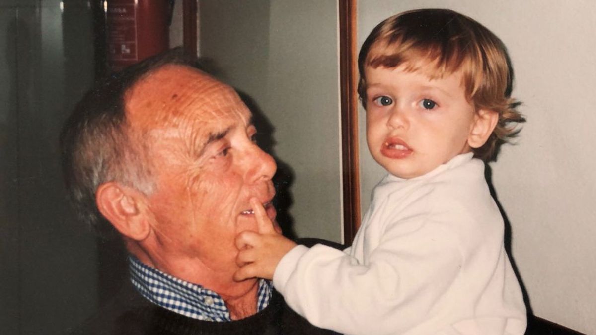 Julián Arrufat, estudiante de enfermería: "Ha sido emocionante vacunar a mi abuelo" Julián Arrufat, estudiante de enfermería: "Ha sido emocionante vacunar a mi abuelo"
