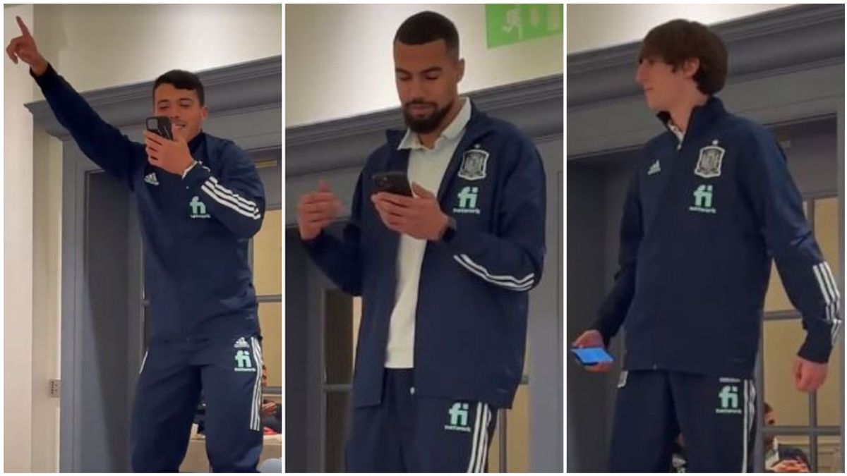 Los jugadores de la Selección, 'cumpliendo' con las novatadas. Los jugadores de la Selección, 'cumpliendo' con las novatadas.