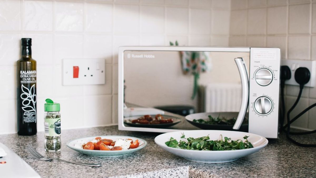 ¿Sin tiempo para cocinar? Aquí tienes cuatro recetas al microondas para cocinar rápido y sano