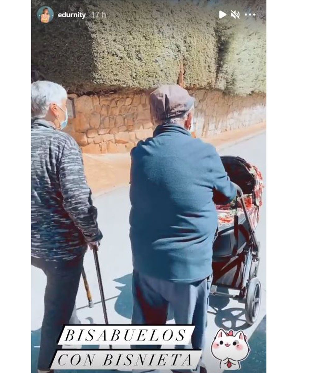 Edurne ha inmortalizado un momento mágico: el primer paseo de Yanay junto a sus bisabuelos