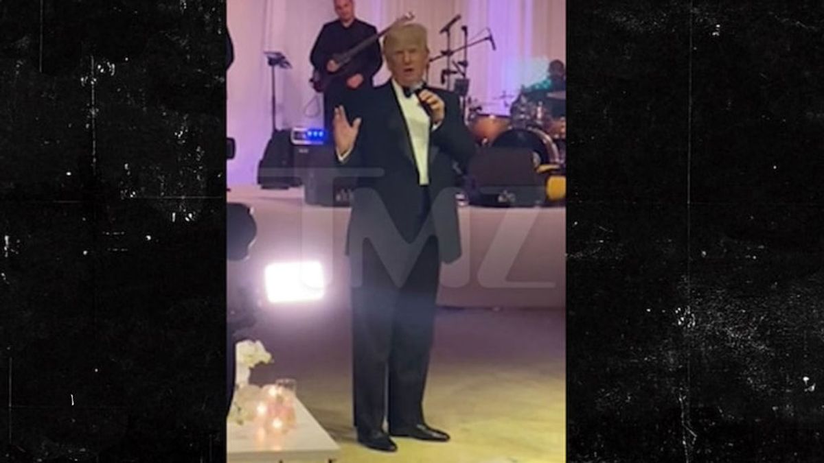 Donal Trump felicita a una pareja recién casada después de soltar un discurso contra Biden
