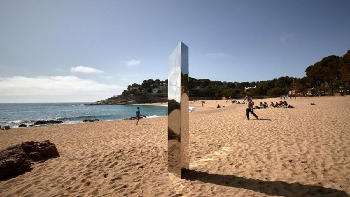 Aparece otro monolito de más de dos metros similar al de Utah en una playa de Costa Brava Aparece otro monolito de más de dos metros similar al de Utah en una playa de Costa Brava