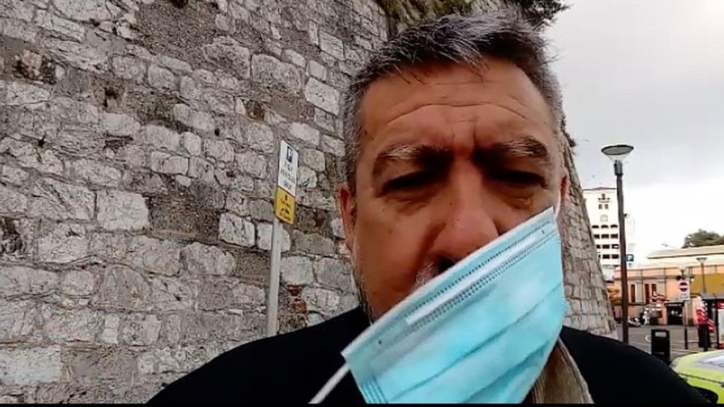 Antonio quitándose al mascarilla al salir de su trabajo en Gibraltar