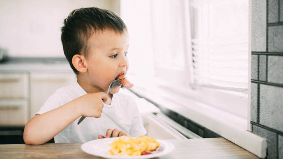 ¿Por qué las salchichas son peligrosas para los niños? La complicación que entraña este común alimento.