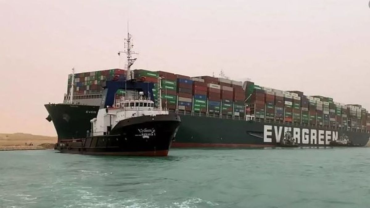Atasco en el  canal de Suez:  se necesitarán cuatro días para despejar el tráfico en la zona
