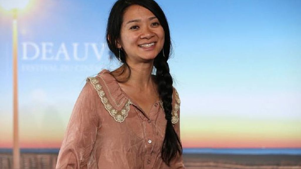 Chloé Zhao está nominada en la categoría de Mejor Dirección.