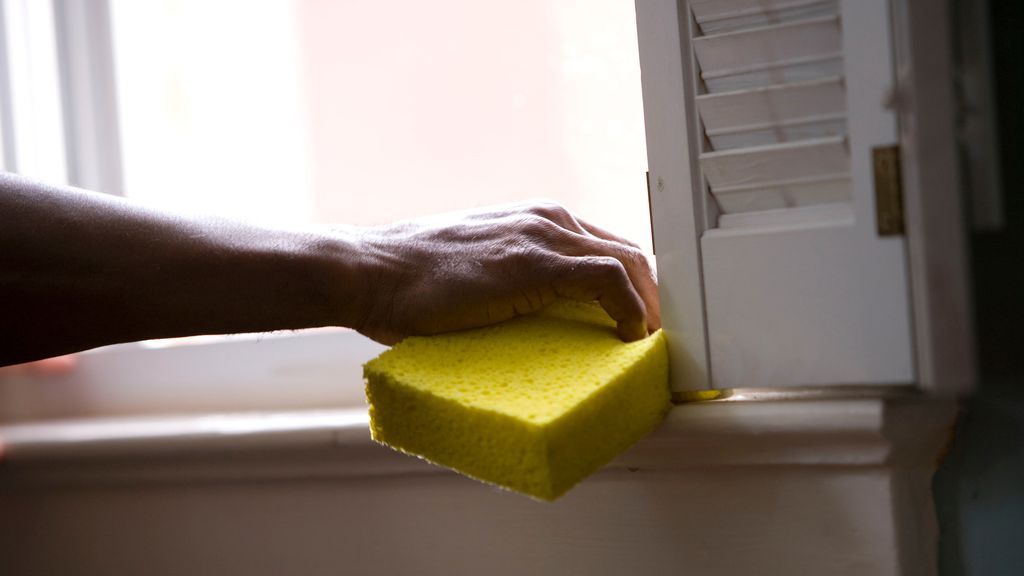 Tengo una persona que trabaja en casa y se acaba el plazo para regularizarla: ¿qué debo hacer para evitar multas?