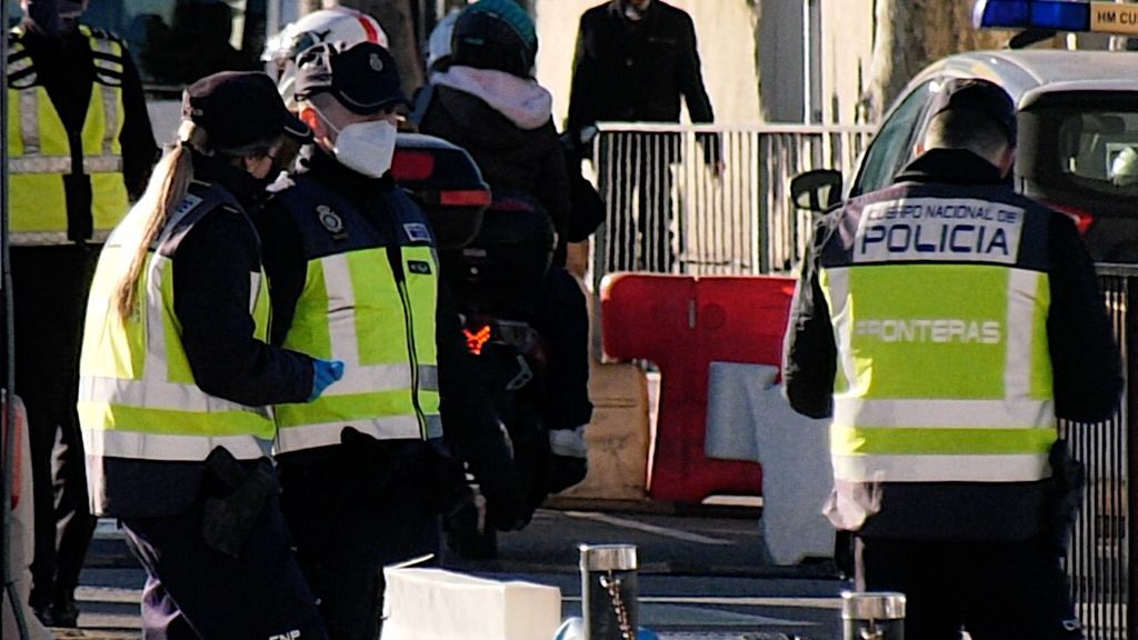 Policías con mascarilla en la frontera española