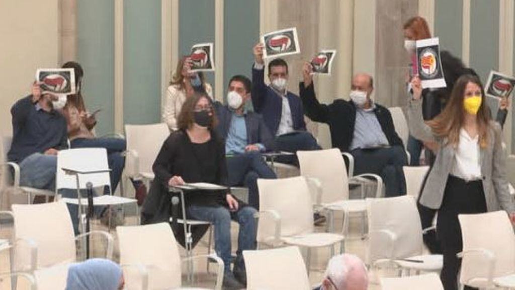 Carteles "antifascistas" del independentismo durante el discurso de Ignacio Garriga, de Vox