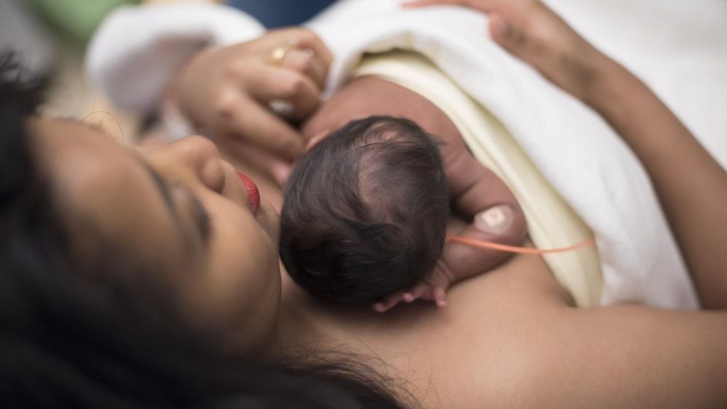 Las embarazadas riojanas temen la llegada del parto: el hospital de San Pedro les separa del bebé si dan positivo “por falta de espacio”