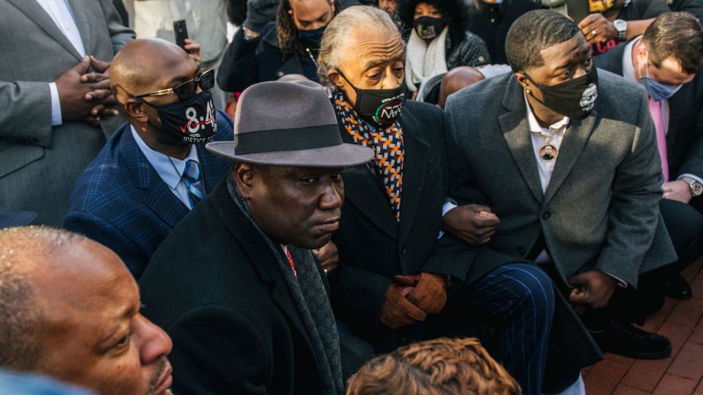 De rodillas ante el tribunal que juzga a un policía por  la muerte del afroamericano George Floyd