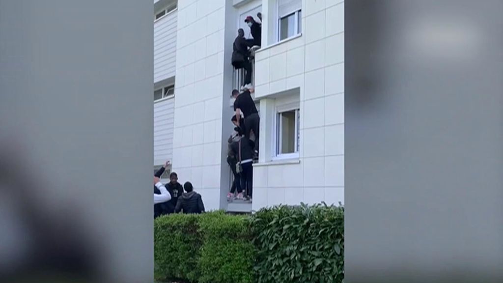 Rescatan a un bebé de un incendio escalando tres pisos por la fachada de un edificio en Nantes