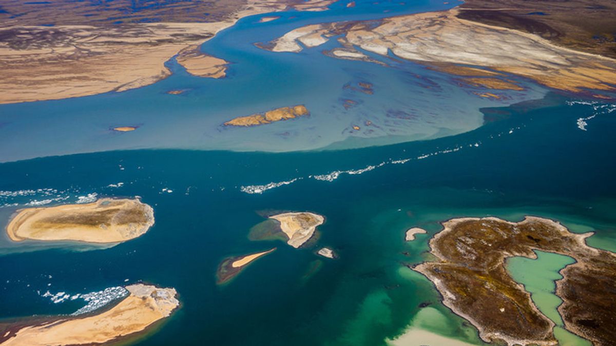 La NASA fotografía un llamativo contraste en el color de las aguas canadienses: ¿a qué se debe?