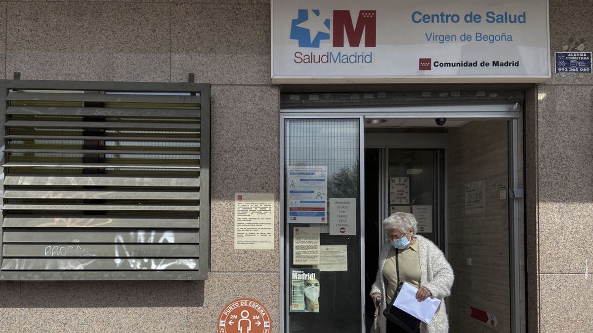 Madrid suspende la vacunación a mayores de 80 años durante la Semana Santa al cerrar los centros de Salud Madrid suspende la vacunación a mayores de 80 años durante la Semana Santa al cerrar los centros de Salud