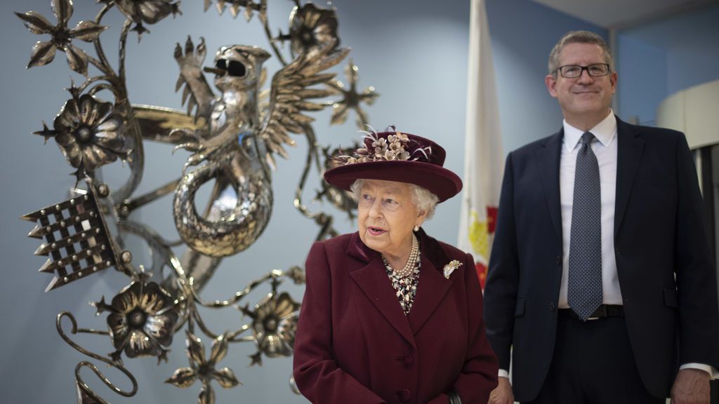 La reina Isabel II contrata al exirector de los espías en el MI5 como Lord Chambelán, el jefe de la casa real La reina Isabel II contrata al exirector de los espías en el MI5 como Lord Chambelán, el jefe de la casa real
