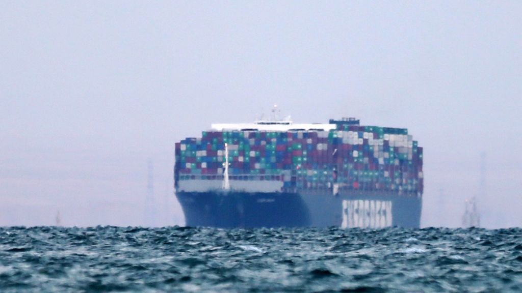 El Ever Given navega tras reabrirse al tráfico el canal de Suez