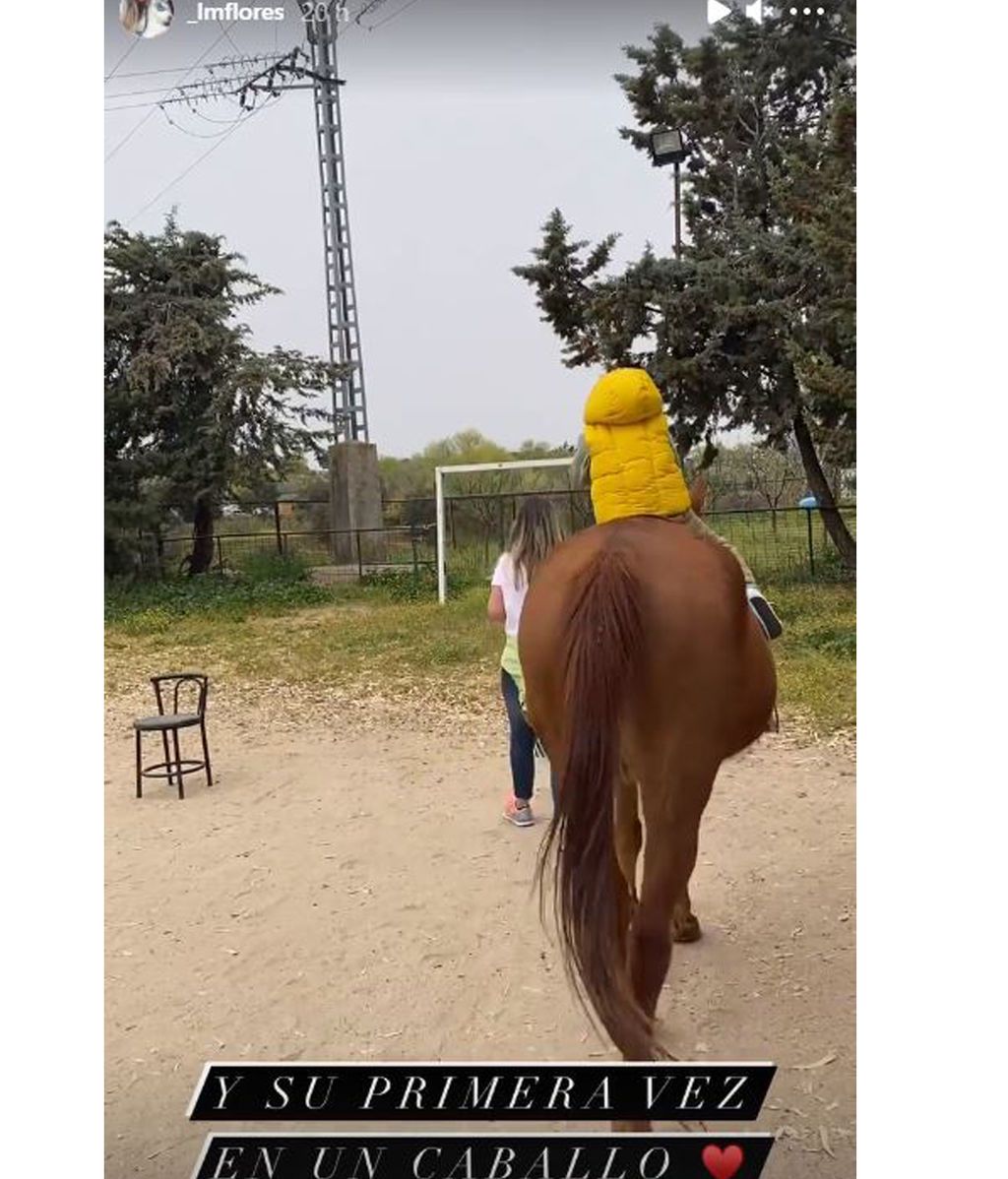 Matías está hecho todo un jinete, tal como ha enseñado su madre en redes