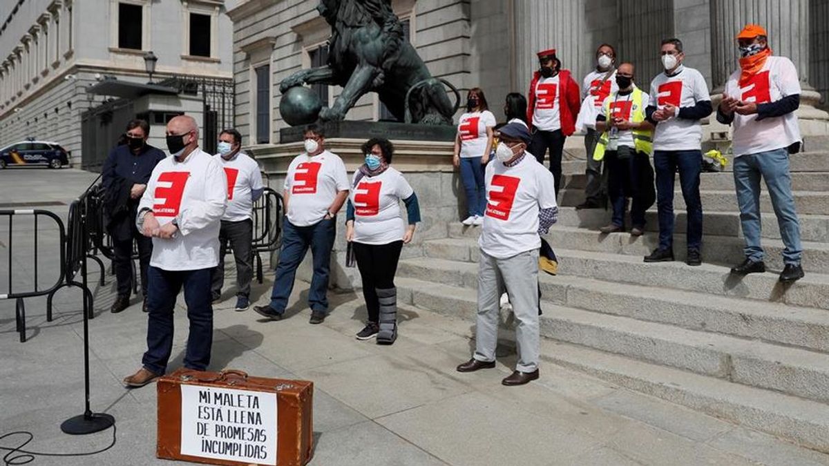 La España Vaciada se manifiesta ante el Congreso: "Se acabó el tiempo de las palabras, es la hora de los hechos" La España Vaciada se manifiesta ante el Congreso: "Se acabó el tiempo de las palabras, es la hora de los hechos"