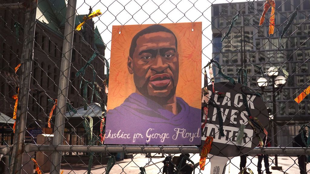 Juicio por el asesinato de George Floyd: el cajero que sospechó de él por un billete falso se siente "culpable" Juicio por el asesinato de George Floyd: el cajero que sospechó de él por un billete falso se siente "culpable"