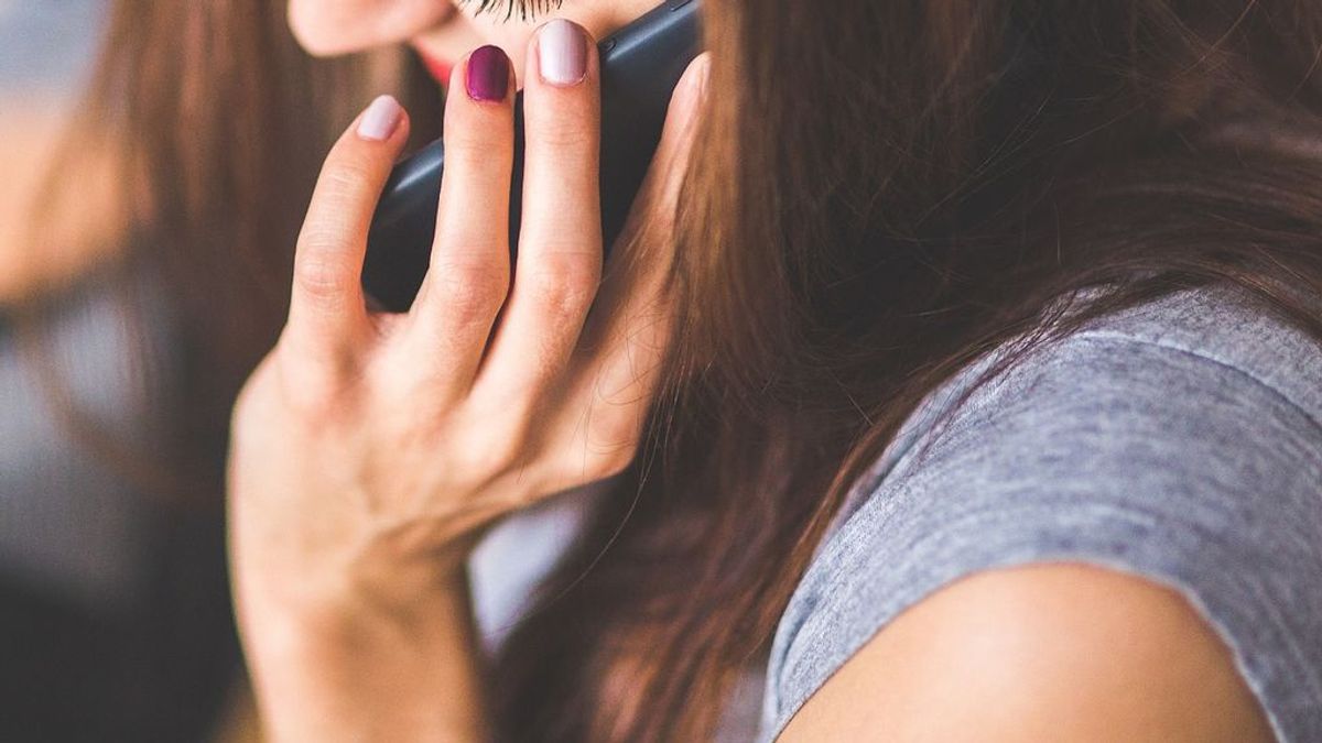 Mujer habla por teléfono Mujer habla por teléfono
