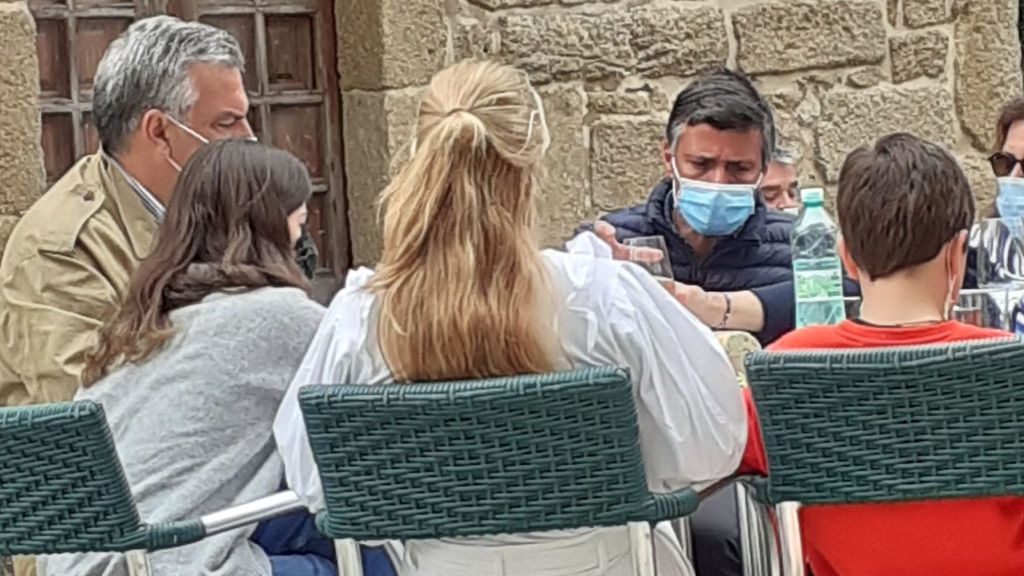 Leopoldo López en la terraza junto a sus acompañantes