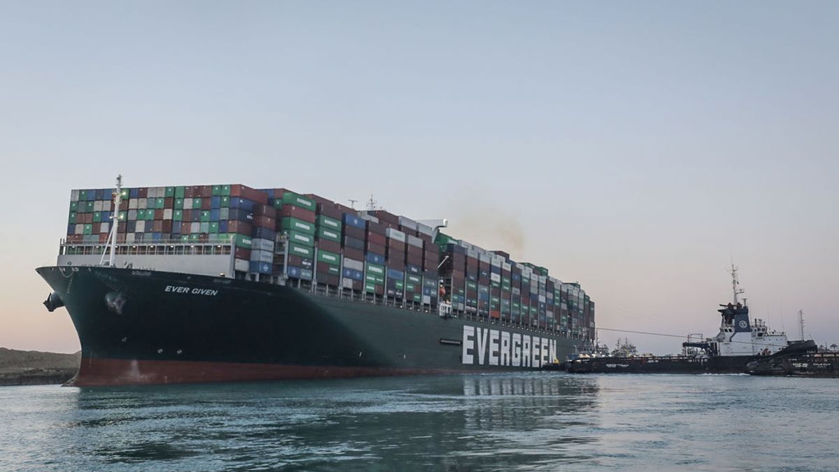 EuropaPress_3626636_handout_29_march_2021_egypt_suez_the_panama-flagged_ship_ever_given_moves EuropaPress_3626636_handout_29_march_2021_egypt_suez_the_panama-flagged_ship_ever_given_moves