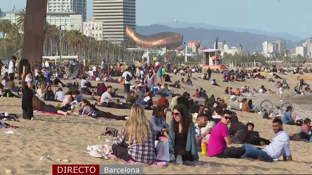 La playa de la Barceloneta, llena de gente