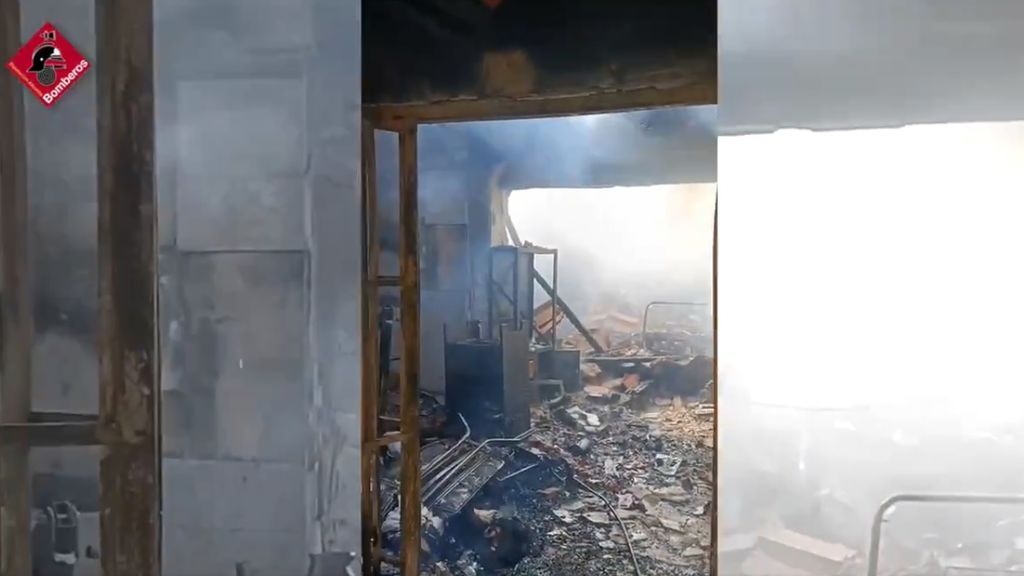 Muere un hombre y dos personas se intoxican por humo en el incendio de un chalet en Busot, Alicante