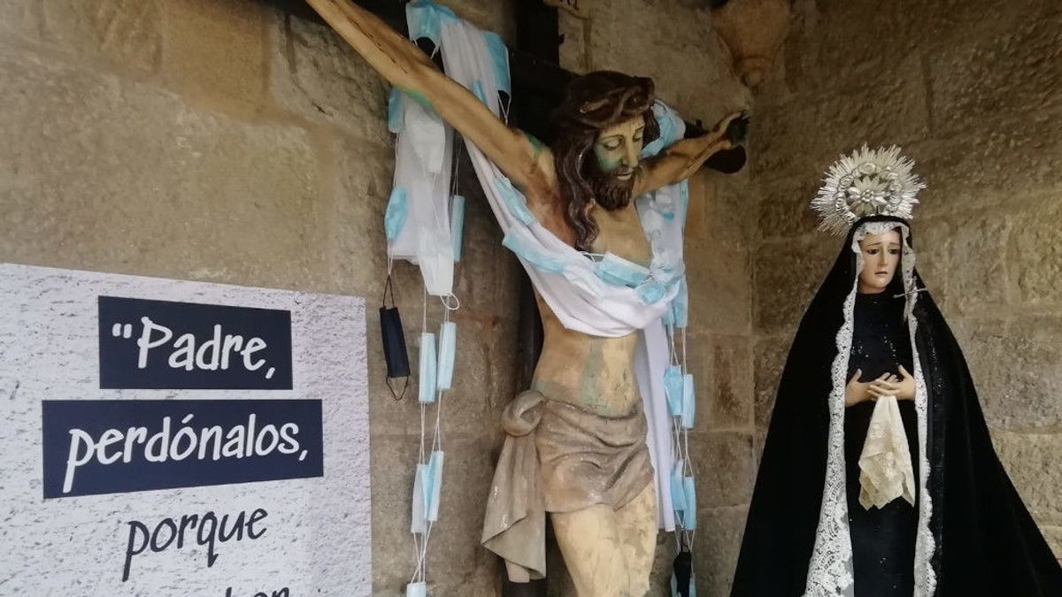 El Cristo del Buen Viaje, más ‘protegido’ que nunca en Pontevedra con un sudario de mascarillas quirúrgicas El Cristo del Buen Viaje, más ‘protegido’ que nunca en Pontevedra con un sudario de mascarillas quirúrgicas