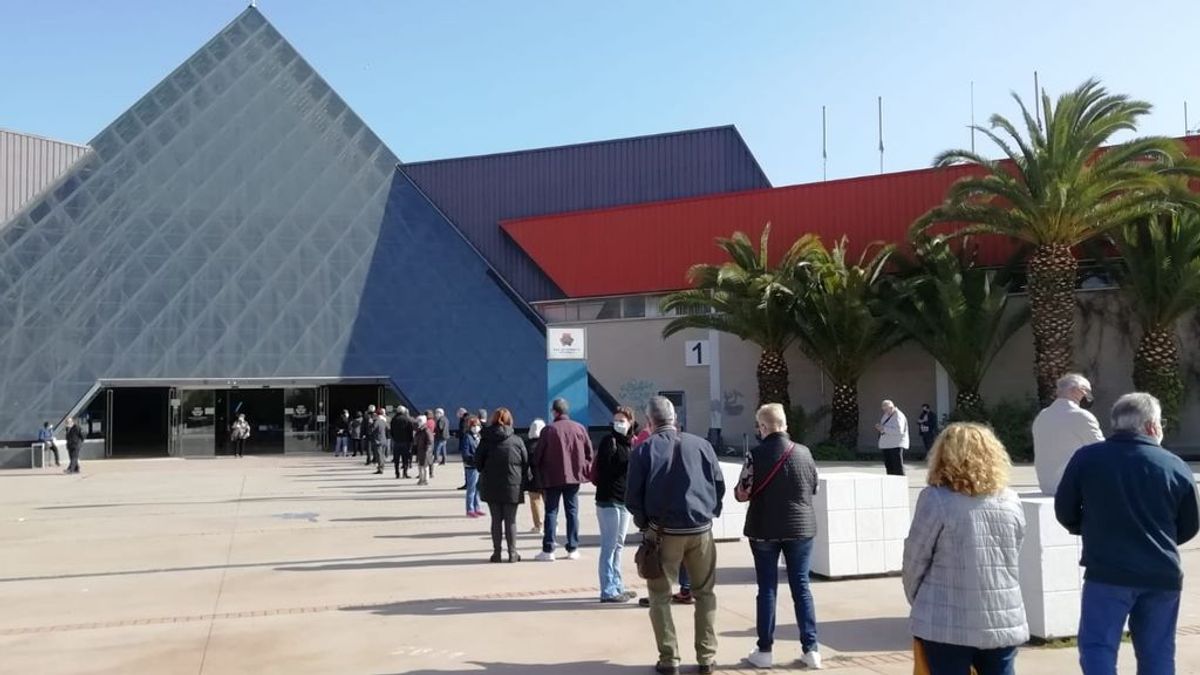 Cataluña busca a 35.000 personas entre 60 y 65 años para vacunarlos inmediatamente Cataluña busca a 35.000 personas entre 60 y 65 años para vacunarlos inmediatamente