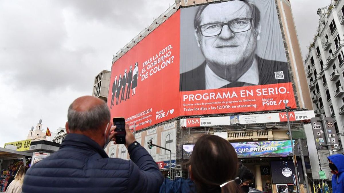 El PSOE despliega una lona en Callao pidiendo a los ciudadanos evitar "el Gobierno de Colón" El PSOE despliega una lona en Callao pidiendo a los ciudadanos evitar "el Gobierno de Colón"