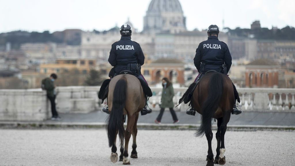 EuropaPress_3608504_16_march_2021_italy_rome_two_policemen_of_the_equestrian_squad_ride_through EuropaPress_3608504_16_march_2021_italy_rome_two_policemen_of_the_equestrian_squad_ride_through