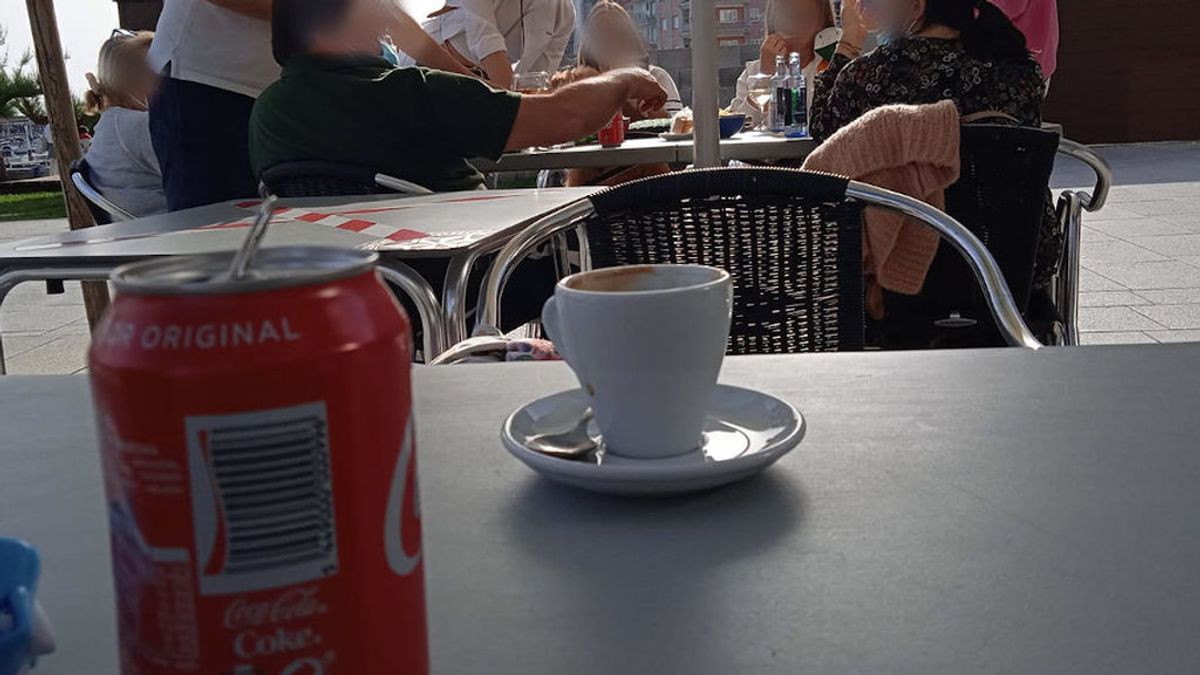 Intentan comprar con una Coca-Cola el silencio de una clienta que denunció un exceso de aforo en Sanxenxo Intentan comprar con una Coca-Cola el silencio de una clienta que denunció un exceso de aforo en Sanxenxo
