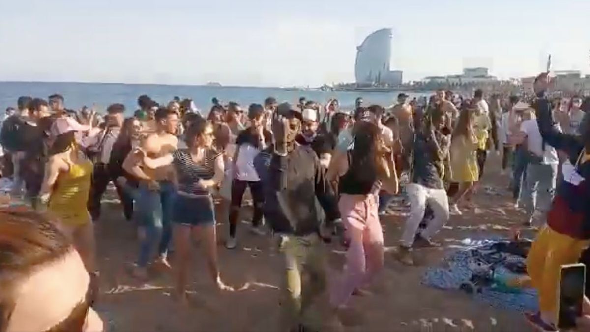 Decenas de jóvenes bailan sin mascarilla en la playa de la Barceloneta Decenas de jóvenes bailan sin mascarilla en la playa de la Barceloneta
