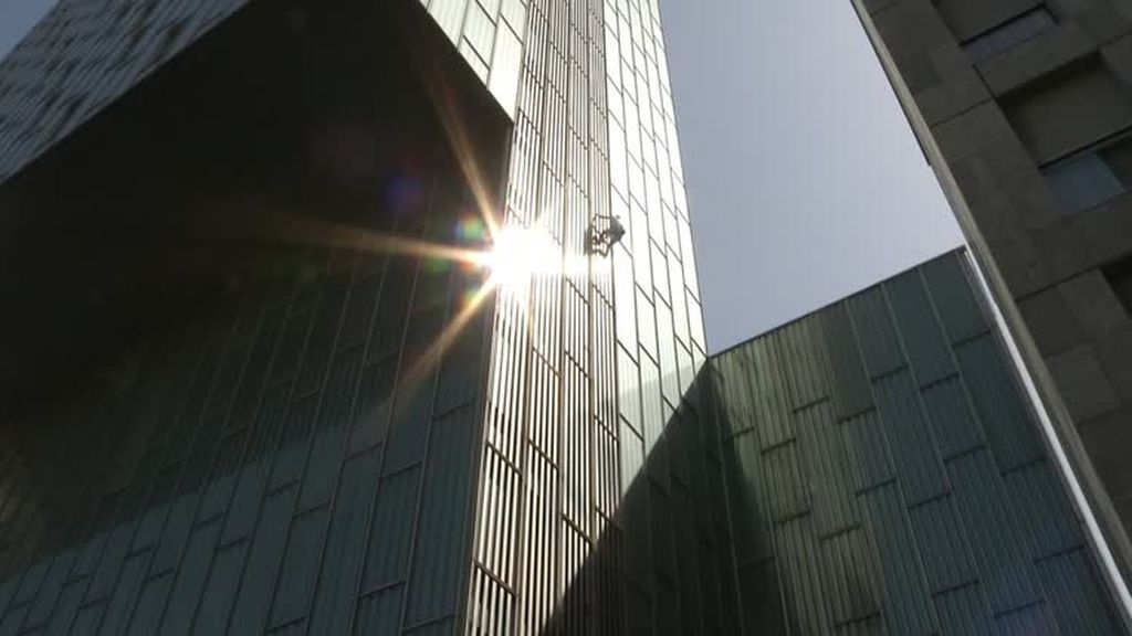 El escalador Geroge King sube los 120 metros del Hotel Meliá de Barcelona