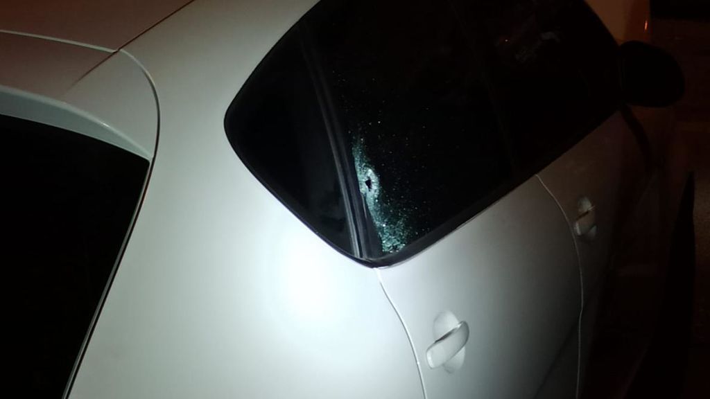 coche con impacto de bala en el cristal