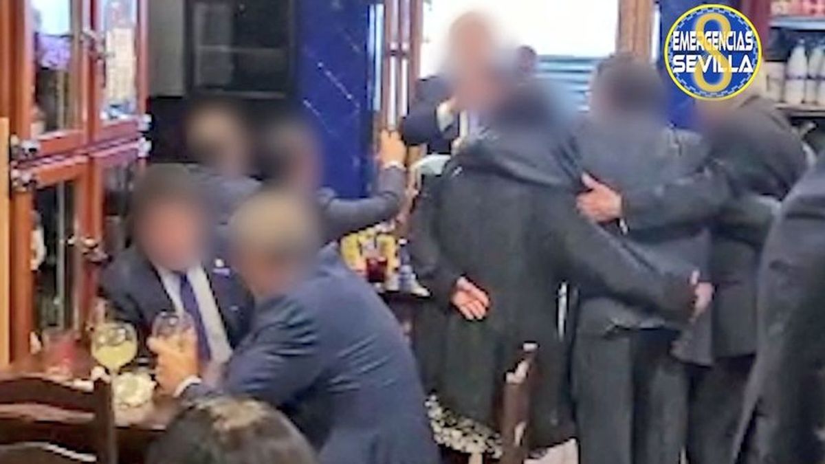 En la barra, entre abrazos, sin distancia ni mascarilla: el desalojo de dos bares de Sevilla que termina con dos detenidas En la barra, entre abrazos, sin distancia ni mascarilla: el desalojo de dos bares de Sevilla que termina con dos detenidas
