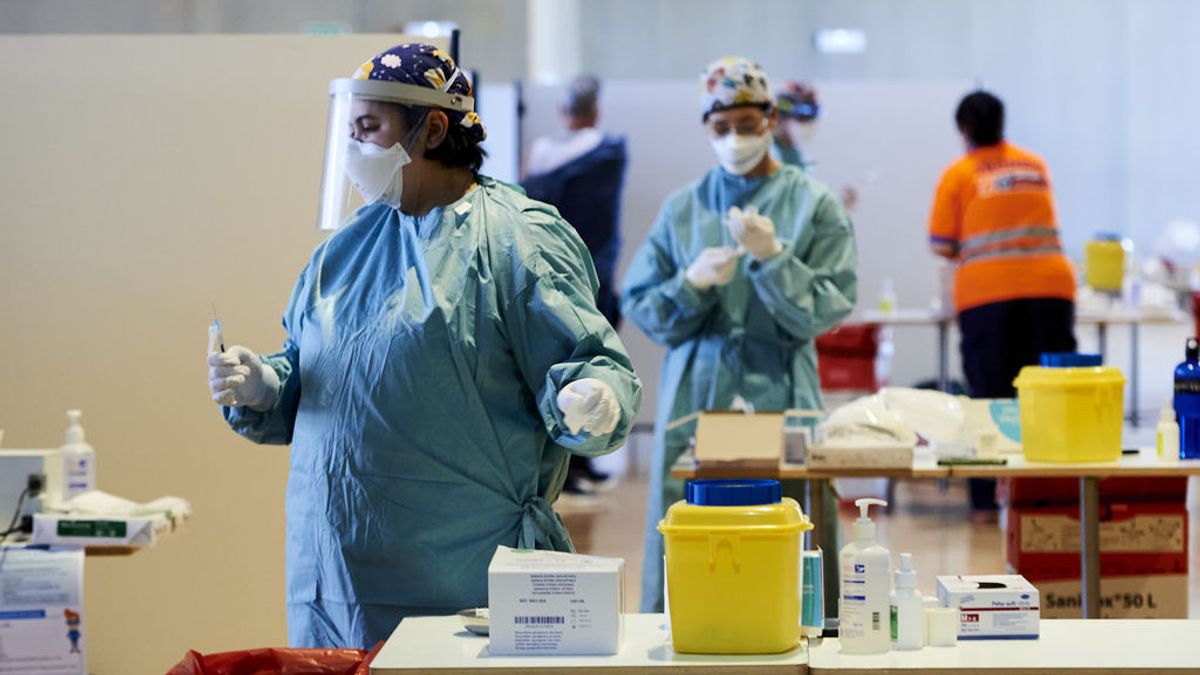 Sanidad notifica 9.571 nuevos casos y 157 muertes desde el jueves, con la incidencia bajando a 151 Sanidad notifica 9.571 nuevos casos y 157 muertes desde el jueves, con la incidencia bajando a 151