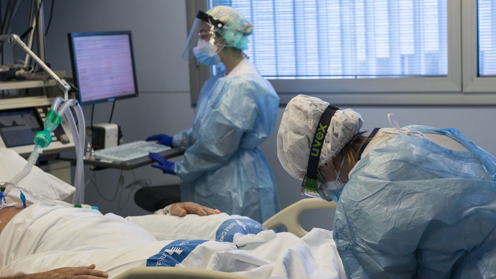 EuropaPress_3489594_health_staff_care_patient_inpatient_intensive_care_unit EuropaPress_3489594_health_staff_care_patient_inpatient_intensive_care_unit