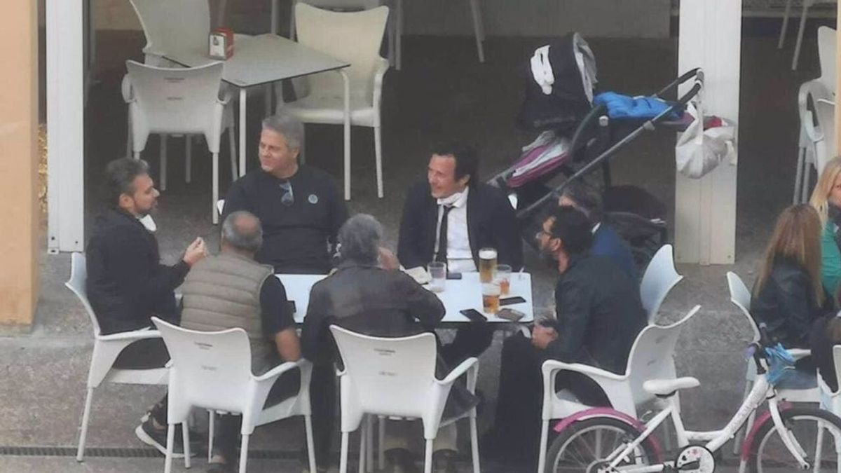 El alcalde de Cádiz, 'Kichi', se disculpa por estar en una mesa de un bar con otras seis personas: "Fue un descuido"