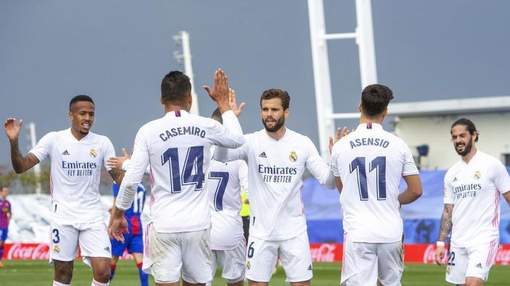 Asensio y Benzema lideran la victoria ante el Eibar y aprietan aún más la lucha por la Liga (2-0)