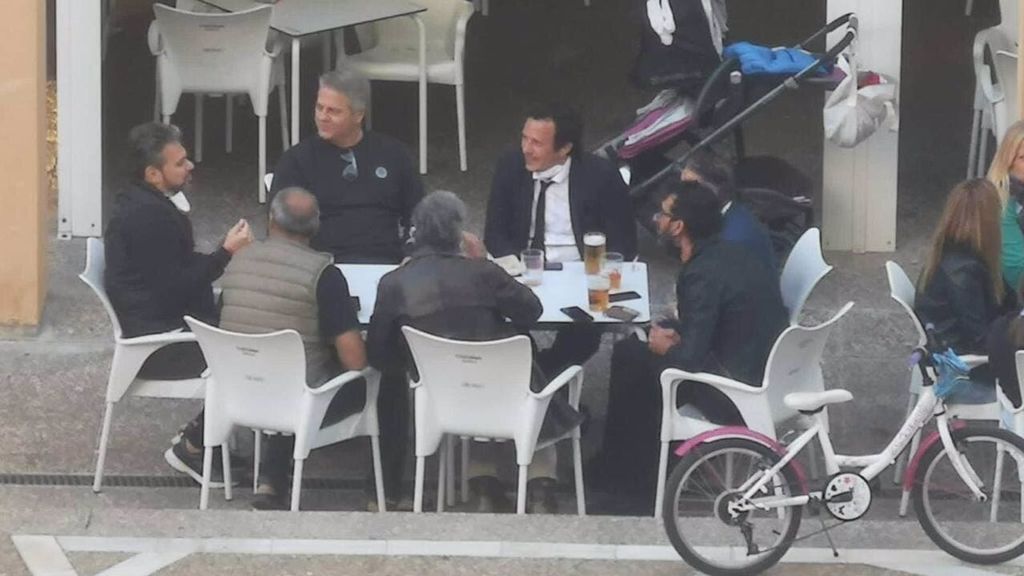 El alcalde de Cádiz se disculpa por "el descuido" de estar en una mesa de un bar con otras seis personas