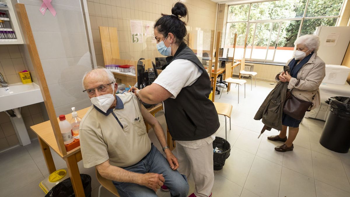 EuropaPress_3629118_sanitaria_vacuna_hombre_mayor_80_anos_dosis_pfizer_ambulatorio_virgen EuropaPress_3629118_sanitaria_vacuna_hombre_mayor_80_anos_dosis_pfizer_ambulatorio_virgen